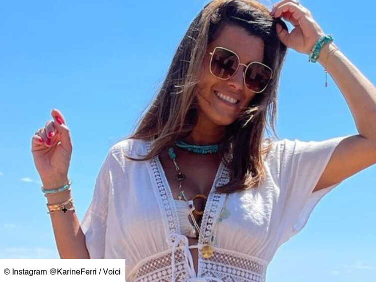 PHOTO Karine Ferri : dans un maillot de bain une pièce noir couture, l