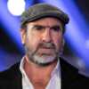 « J’aurais aimé le frapper plus fort » : Éric Cantona revient sur son célèbre coup de pied à un supporter - Voici