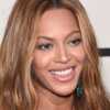 PHOTO Beyoncé : en robe drapée décolletée argentée et bas couture, la chanteuse dévoile son corps de rêve - Voici