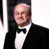 Salman Rushdie agressé : l’auteur serait parvenu à parler à l’hôpital - Voici