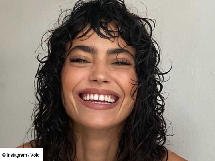 Cheveux bouclés : frange rideau, droite ou dégradée … comment la