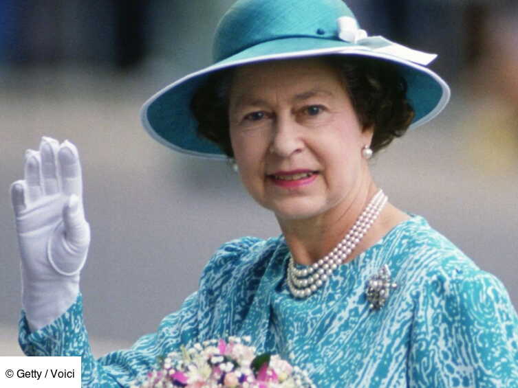PHOTOS Mort d’Elizabeth II : retour sur 30 tenues emblématiques de la
