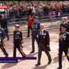 Mort d’Elizabeth II : l’image bouleversante de Harry et William, côte à côte pendant la procession (ZAPTV) - Voici