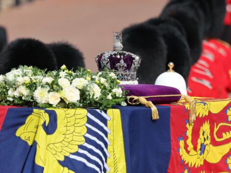 Le roi Charles III, ses frères et sœur et les princes William et Harry réunis pour la procession du cercueil de la reine Elizabeth II 