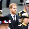 Obsèques d’Elizabeth II : pourquoi le prince Harry n’a pas salué comme les autres membres de sa famille ? - Voici