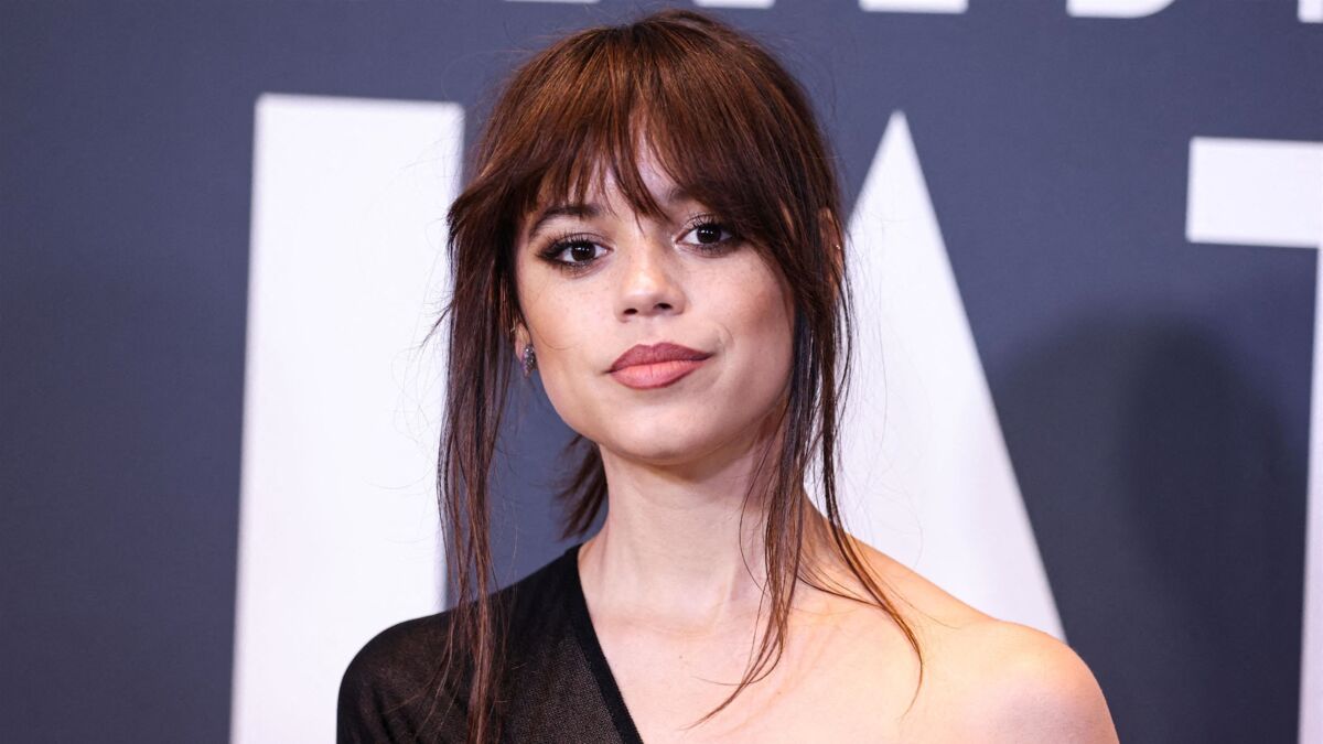 Est Ce Que Jenna Ortega Est En Couple Mercredi (Netflix) : Jenna Ortega se confie sur les difficultés rencontrées  lors du tournage - Voici