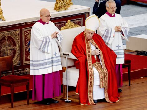 Obsèques de Benoit XVI : Gérald Darmanin, Clotilde Courau, le roi Philippe... les personnalités présentes pour un dernier adieu au pape émérite