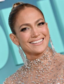 PHOTO Jennifer Lopez : à 53 ans, en robe lolita, la jeune mariée