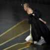 Oscars 2023 : Elizabeth Banks frôle l’accident sur la scène de la cérémonie de récompenses - Voici