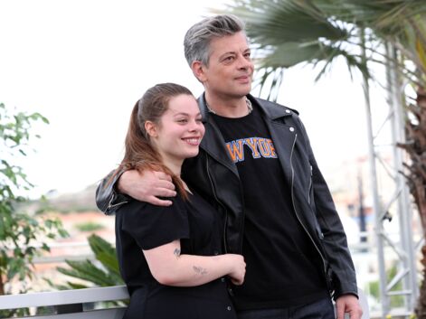 Benjamin Biolay pose avec sa fille Anna à Cannes lors du photocall de Rosalie