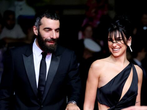 Cannes 2023 : Dua Lipa officialise son couple avec Romain Gavras à la montée des marches d'Omar la fraise