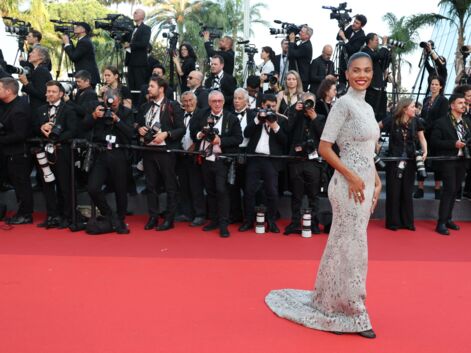 Cannes 2023 : Tina Kunakey en solo, Scarlett Johansson et Tom Hanks en couple à la montée des marches pour Asteroid City