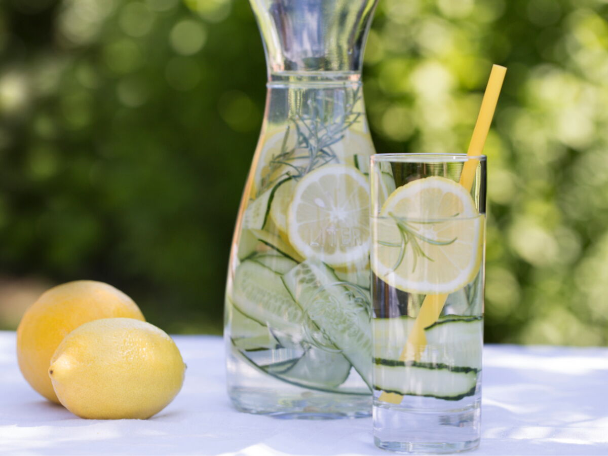 Eau de Sassy : découvrez cette boisson à base d'eau et de fruits qui promet un ventre plat