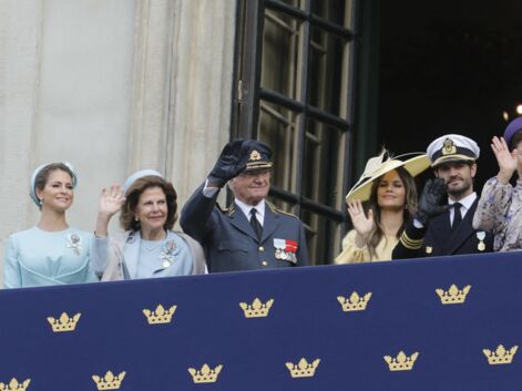 La famille royale de Suède au balcon du Palais pour le jubilé d'or de Carl XVI Gustaf de Suède