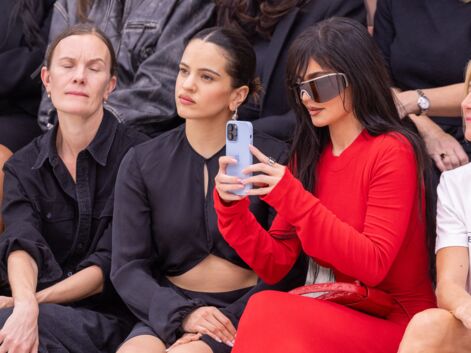 Kylie Jenner et Rosalía complices au défilé Acne Studios lors de la Fashion Week de Paris