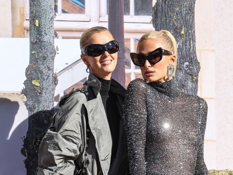 Paris Hilton fait le show avec sa soeur Nicky à la Fashion Week de Paris