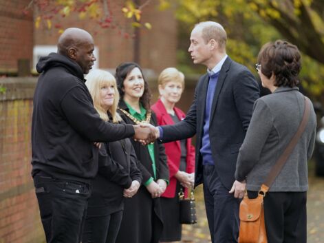 Le prince William joue au billard lors d'une visite officielle au Hideaway Youth Project à Manchester