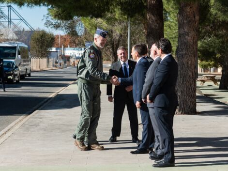 Le roi Felipe d'Espagne visite une base aérienne en tenue d'aviateur