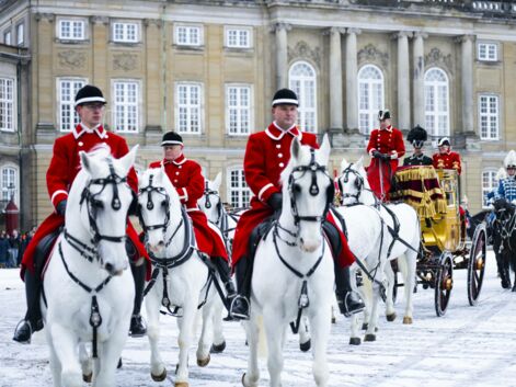 La reine Margrethe II de Danemark arrive en carrosse en or à la dernière réception de Nouvel An de son règne