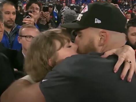 Taylor Swift embrasse son compagnon Travis Kelce sur le terrain après la victoire des Chiefs de Kansas City contre les Ravens de Baltimore. 