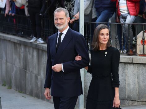 Le roi Felipe VI d'Espagne avec sa femme Letizia et ses parents très dignes aux obsèques de son cousin Fernando Gómez-Acebo