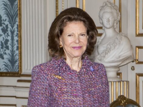 La reine Silvia de Suède achète la "première fleur de mai"