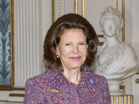 La reine Silvia de Suède achète la "première fleur de mai"