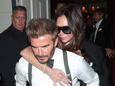 David Beckham porte sa femme Victoria sur le dos à la soirée de ses 50 ans