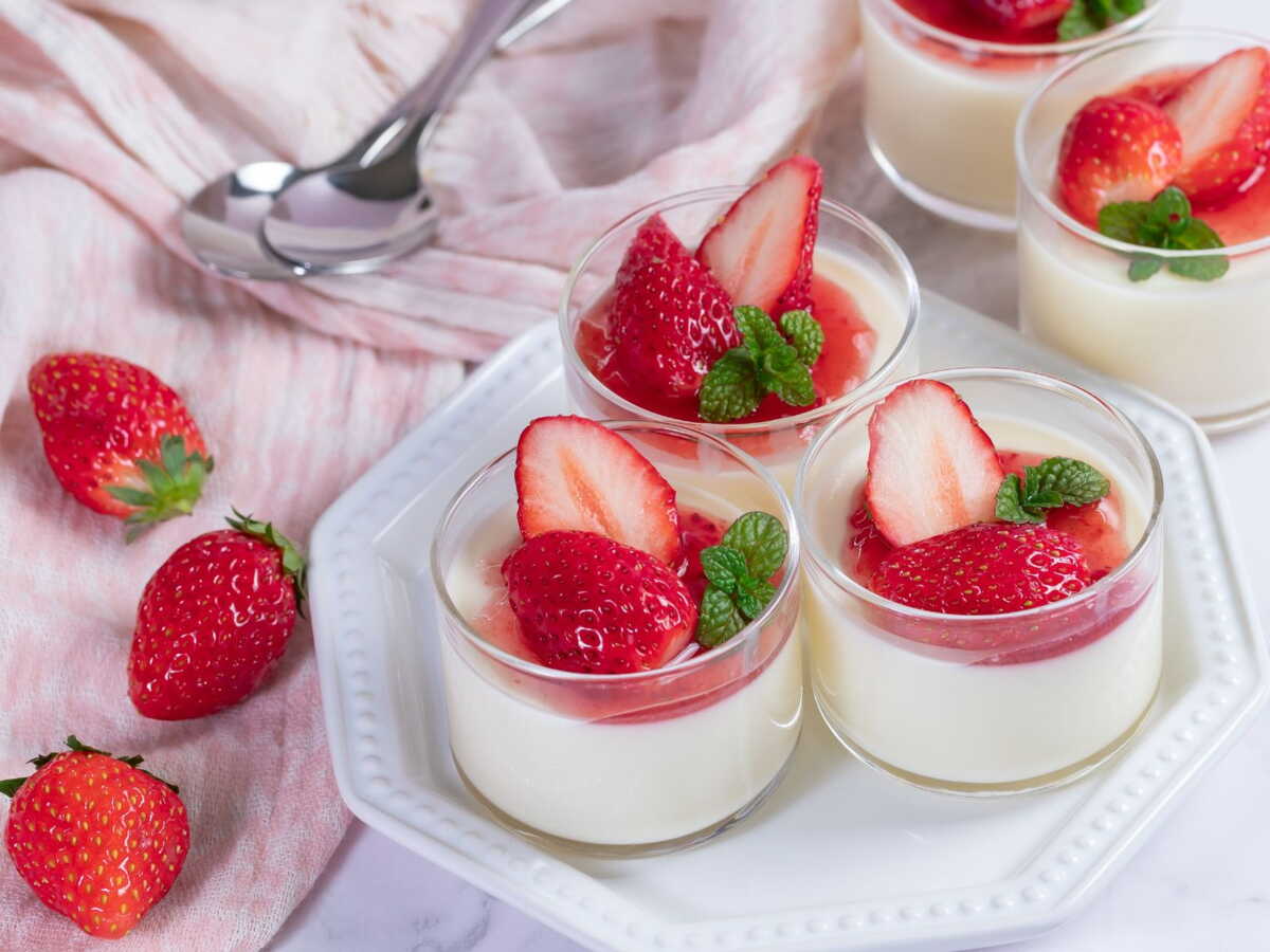 Panna cotta légère aux fraises : une nutritionniste donne sa recette allégée en crème et en sucre