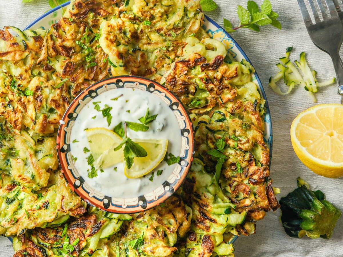 Comment réussir les beignets de courgettes ? Voici trois recettes simples et croustillantes !