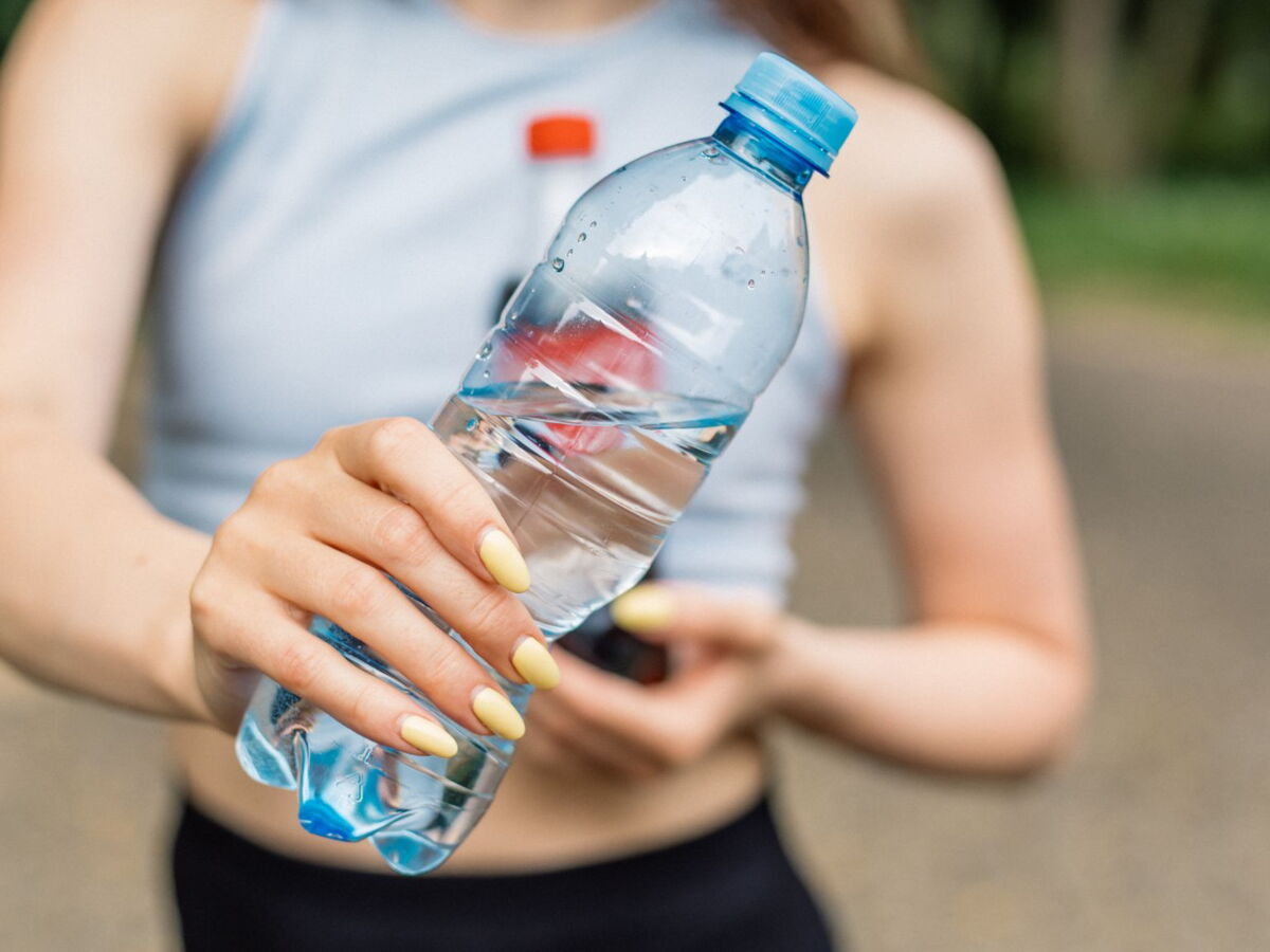 Bouteille d’eau en plastique ouverte : combien de temps peut-on la conserver ?