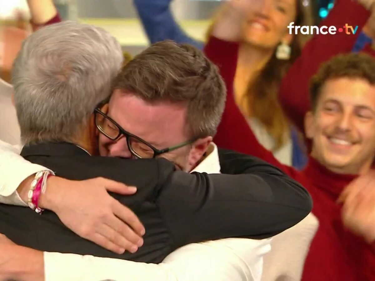 N’oubliez pas les paroles : le maestro Renaud fond en larmes dans les bras de Nagui après avoir décroché les 20 000 euros (ZAPTV)