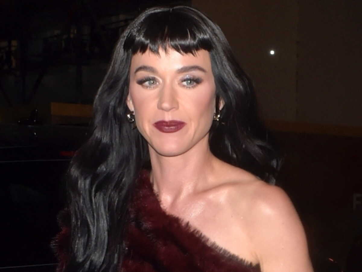 Katy Perry fête ses 41 ans à Paris, main dans la main avec Justin Trudeau : apparition surprise dans l'un des cabarets les plus célèbres de France !