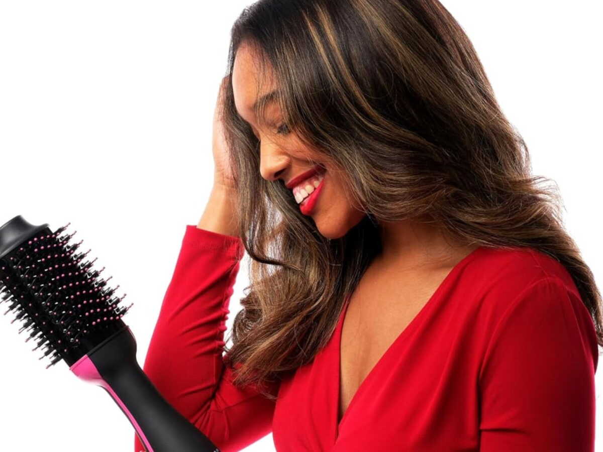 Cette brosse soufflante Revlon populaire sur la Toile coûte moins de 50 euros