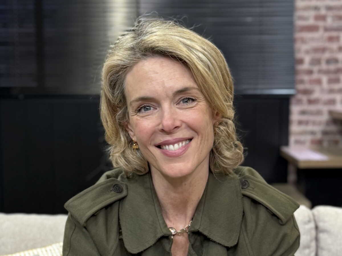 EXCLU Julie Andrieu révèle comment elle organise ses "moments d'absence" loin de ses enfants pour les tournages de ses émissions