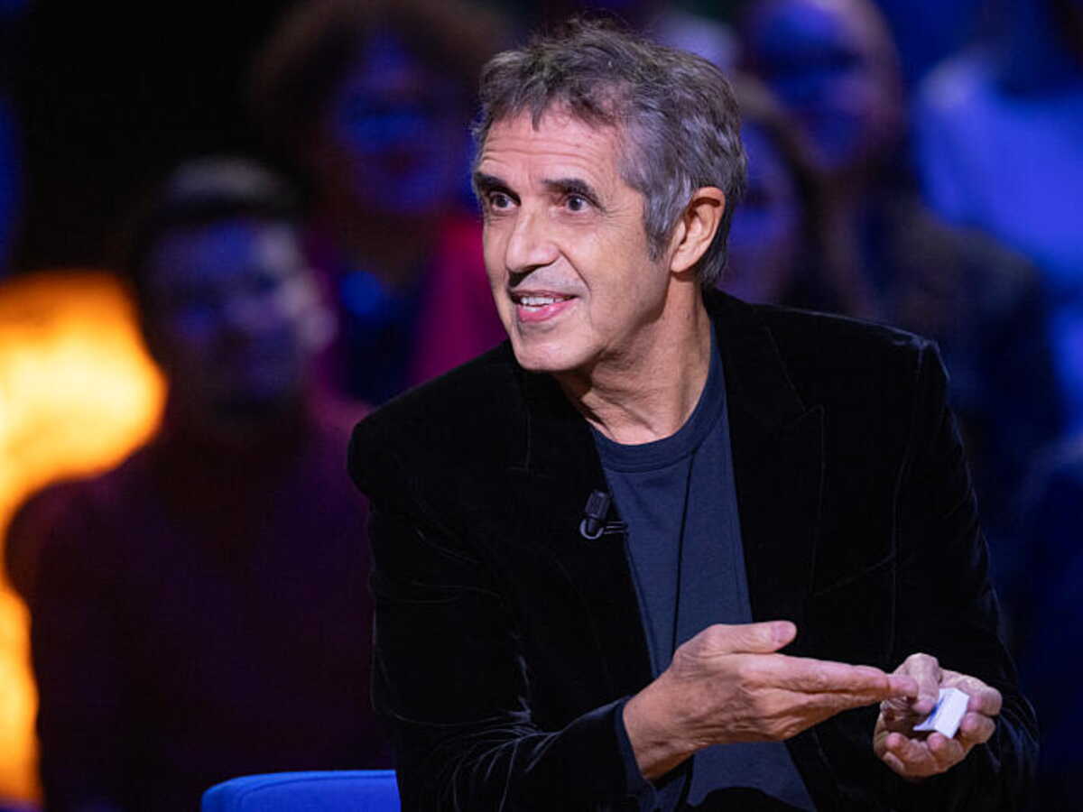 Julien Clerc révèle pourquoi il garde de bonnes relations avec ses ex-compagnes : "Si l’amour n’est plus là..."