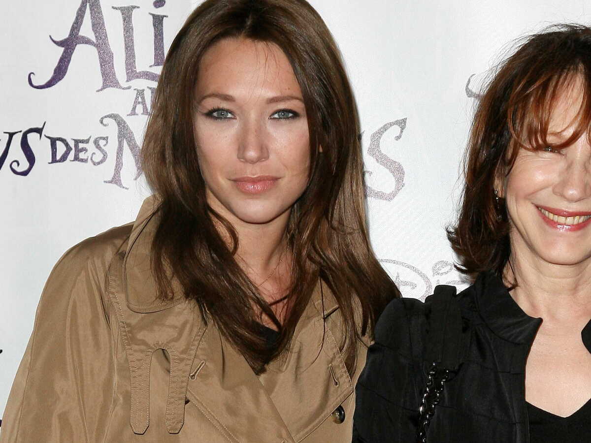 Laura Smet a été "d'un courage exemplaire" lors des derniers jours de Nathalie Baye selon un proche de l'actrice