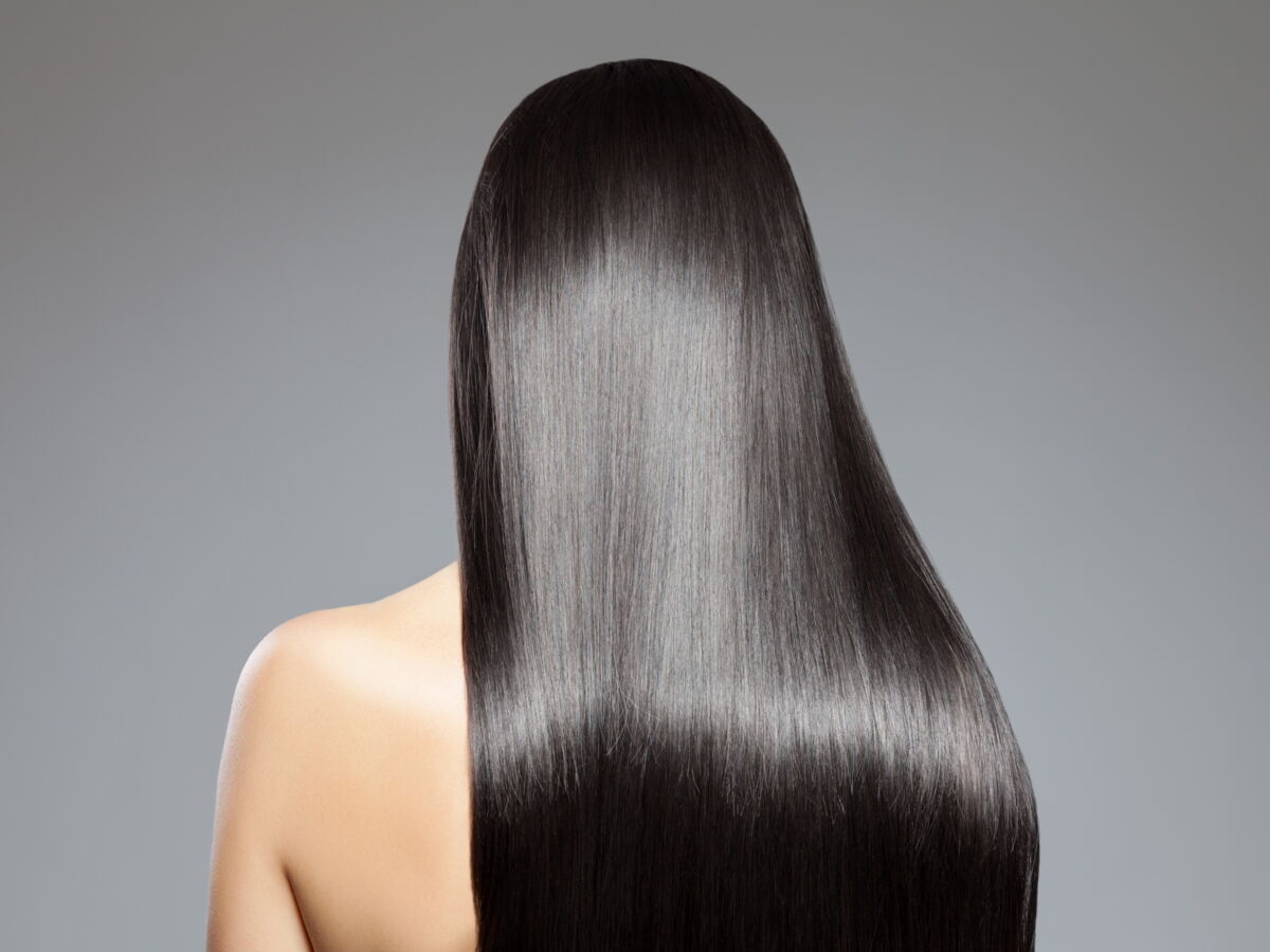 Fini le brushing qui retombe à midi : cette brume Amika multiplie l'hydratation par 3