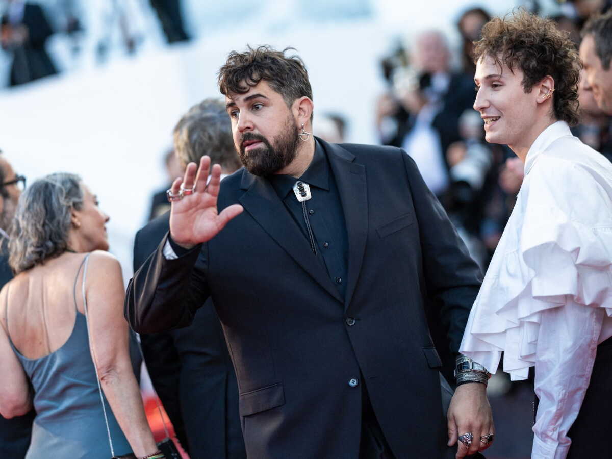 “Regarde-le, l’autre gros” : Artus débarque en jupe au Festival de Cannes, sa réponse sans filtre aux critiques