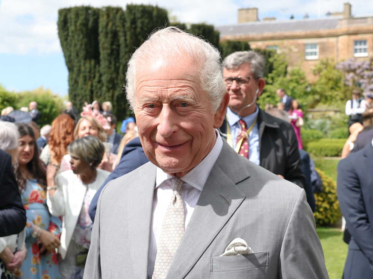 Le roi Charles III victime d’un incident avec une mouette en Irlande du Nord : sa réaction fait rire la foule