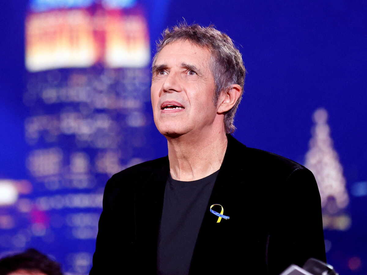 Julien Clerc : ses cinq enfants, les femmes de sa vie, Hélène Grémillon son dernier amour… Tout sur sa vie de famille recomposée