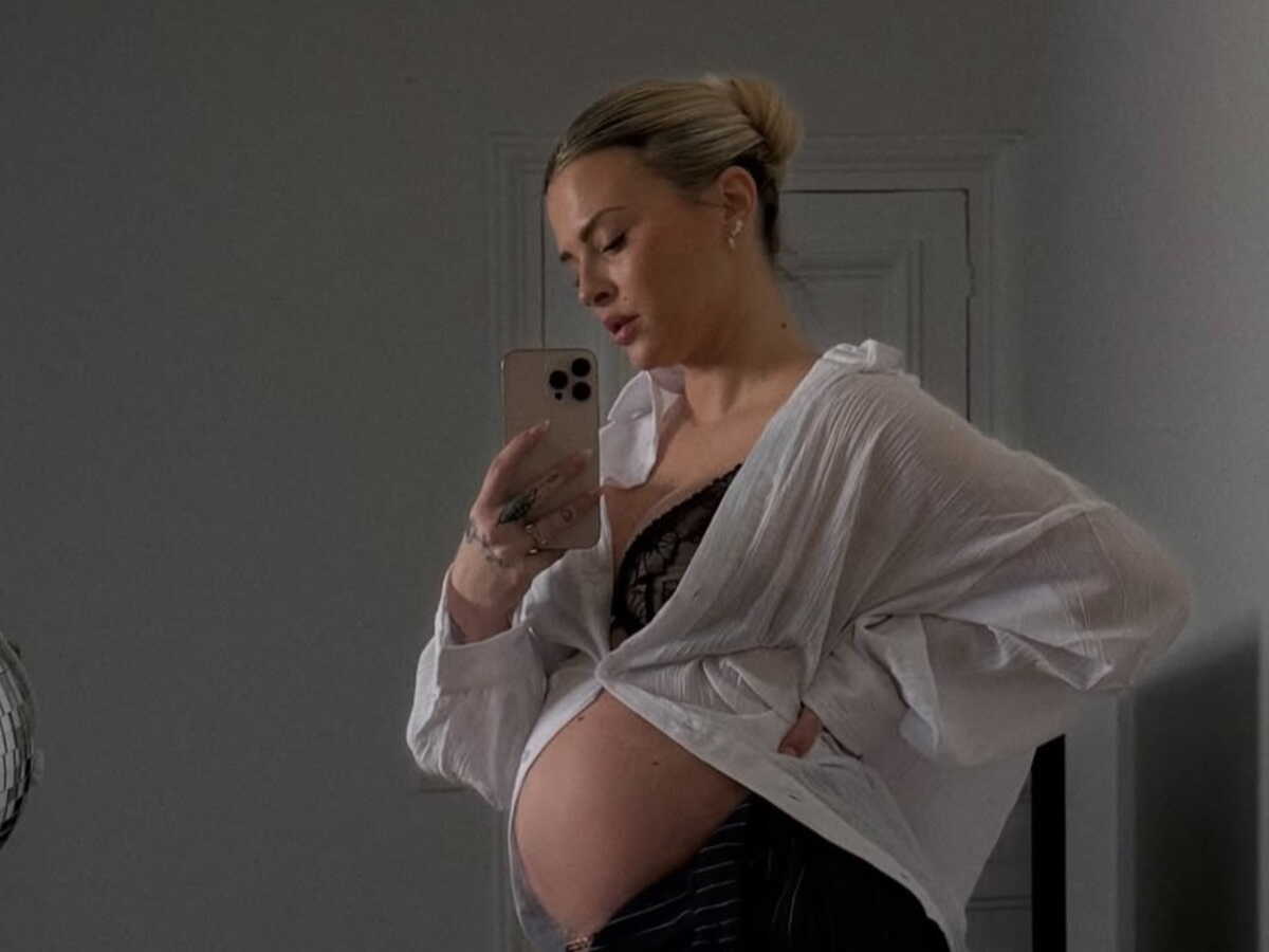 Kelly Vedovelli enceinte de jumeaux : elle prend une décision en “urgence” pour accueillir ses enfants
