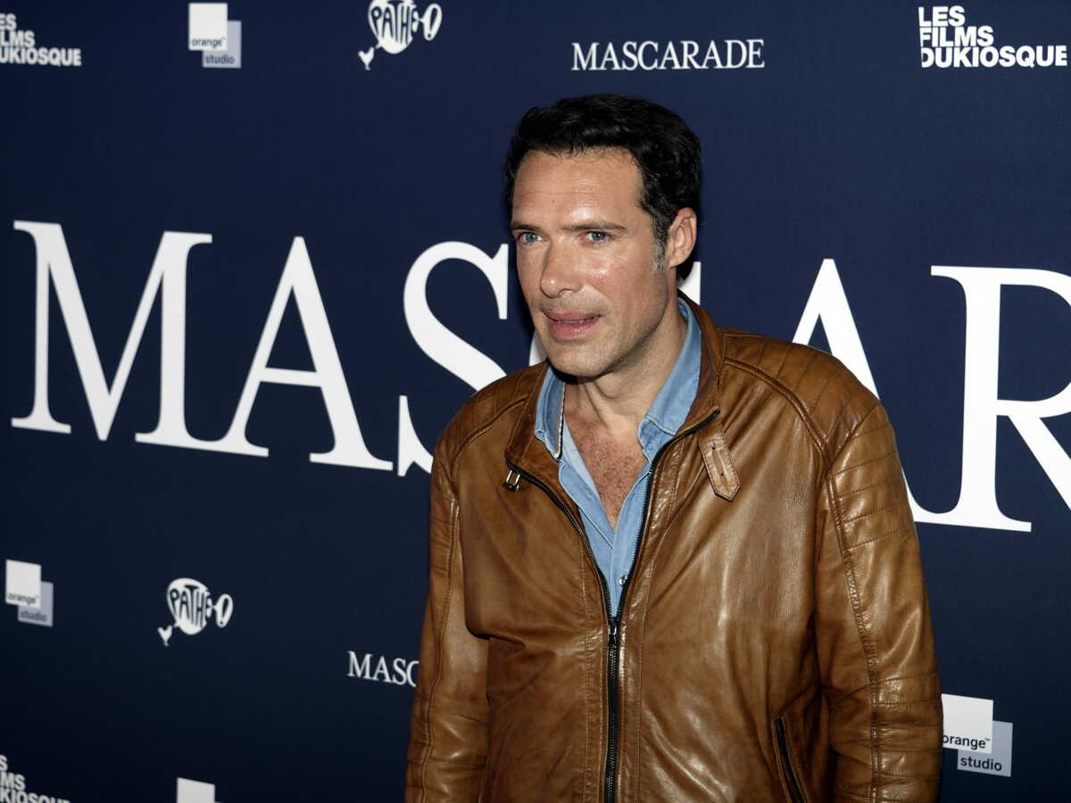 Nicolas Bedos emmène sa fille Joséphine sur la tombe de Guy Bedos, en Corse, pour la fête des pères