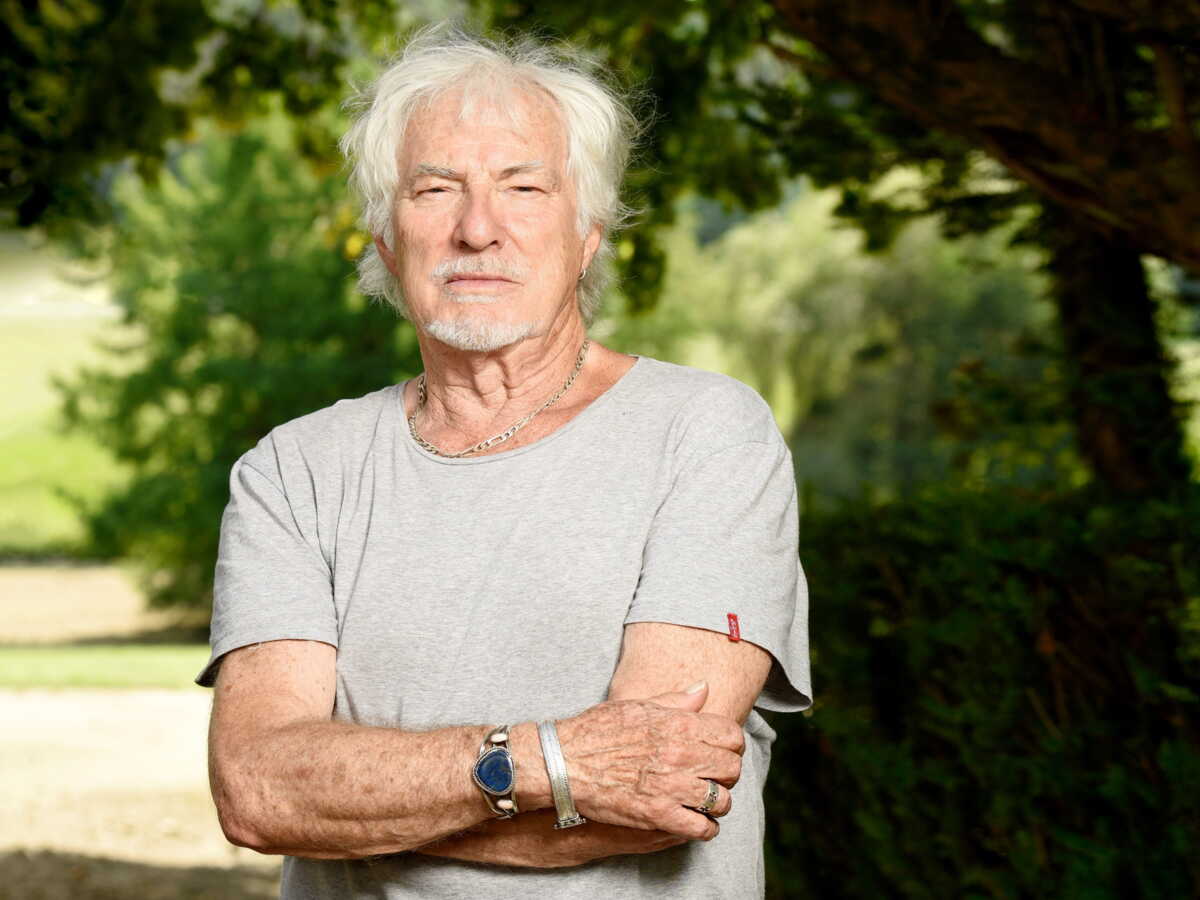 "Un artiste doit se démerder" : Hugues Aufray donne son avis cash "contre les subventions" accordées aux chanteurs
