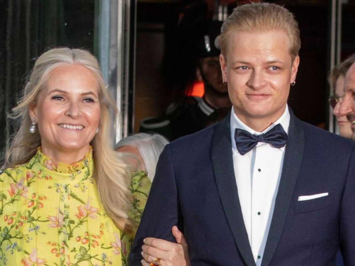 Marius Borg Høiby libéré : Mette-Marit et le prince Haakon prêts à "l'accompagner" pendant sa détention provisoire