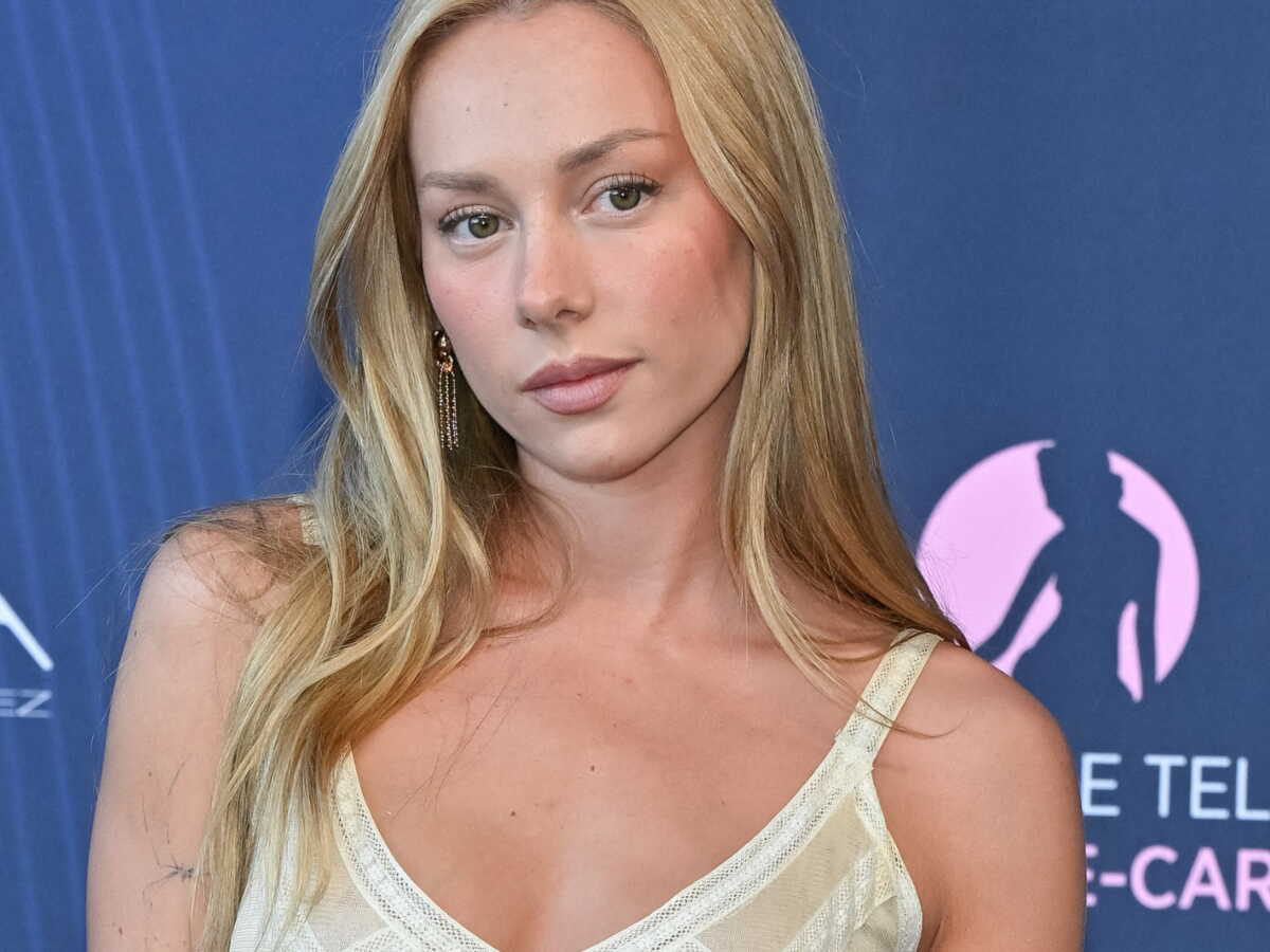 En rendez-vous avec Mbappé, Ester Expósito adopte la jupe mi-longue la plus romantique de la saison