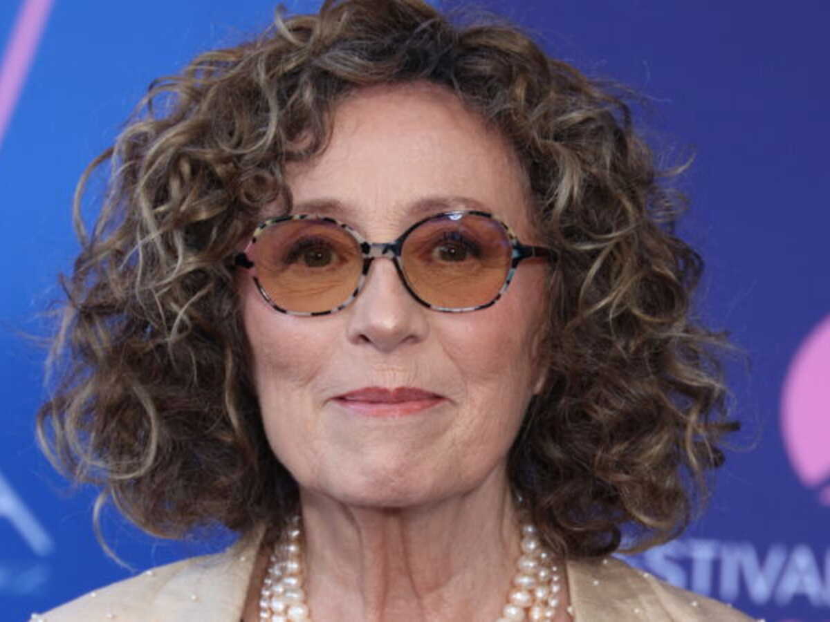 "Je ne les partage absolument pas" : Mireille Dumas revient sur les propos polémiques de Brigitte Bardot, tout en saluant son "courage"