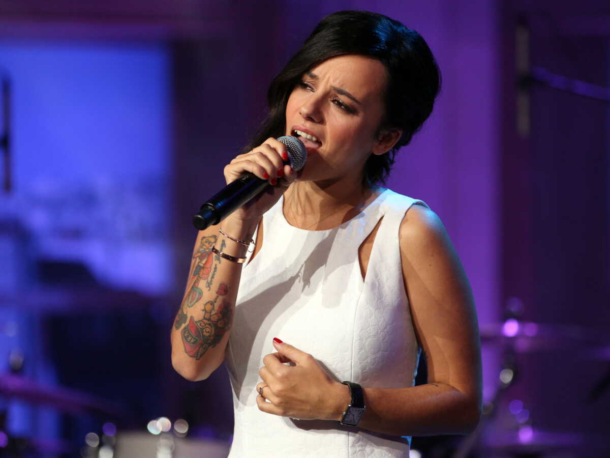 "Des morceaux de plâtre tombaient dans le public" : Alizée revient sur l'annulation en catastrophe de son concert à Ajaccio