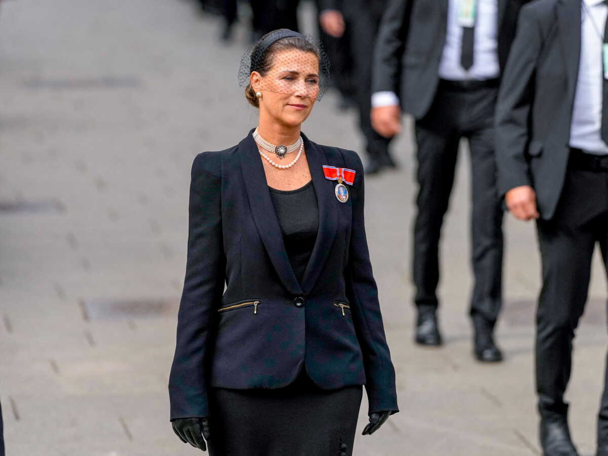 Obsèques d'Harald V de Norvège : la princesse Märtha Louise, la fille du défunt roi, bouleversée dans le cortège funéraire