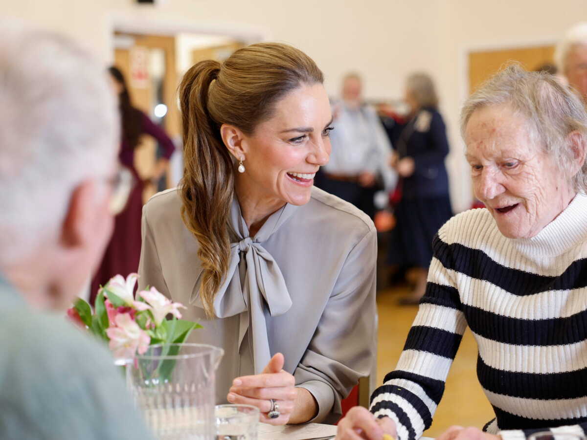 Kate Middleton rend visite à des personnes âgés dans les Sussex, les internautes sous le charme